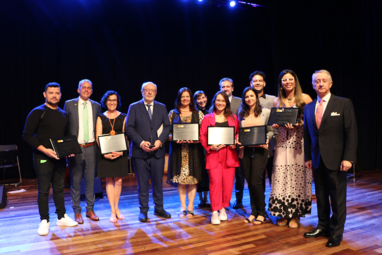 Imagem 04: Ganhadores da premiação "Colegio del año" edição 2021 e representantes da Embaixada da Espanha no Brasil e do Colégio Miguel de Cervantes